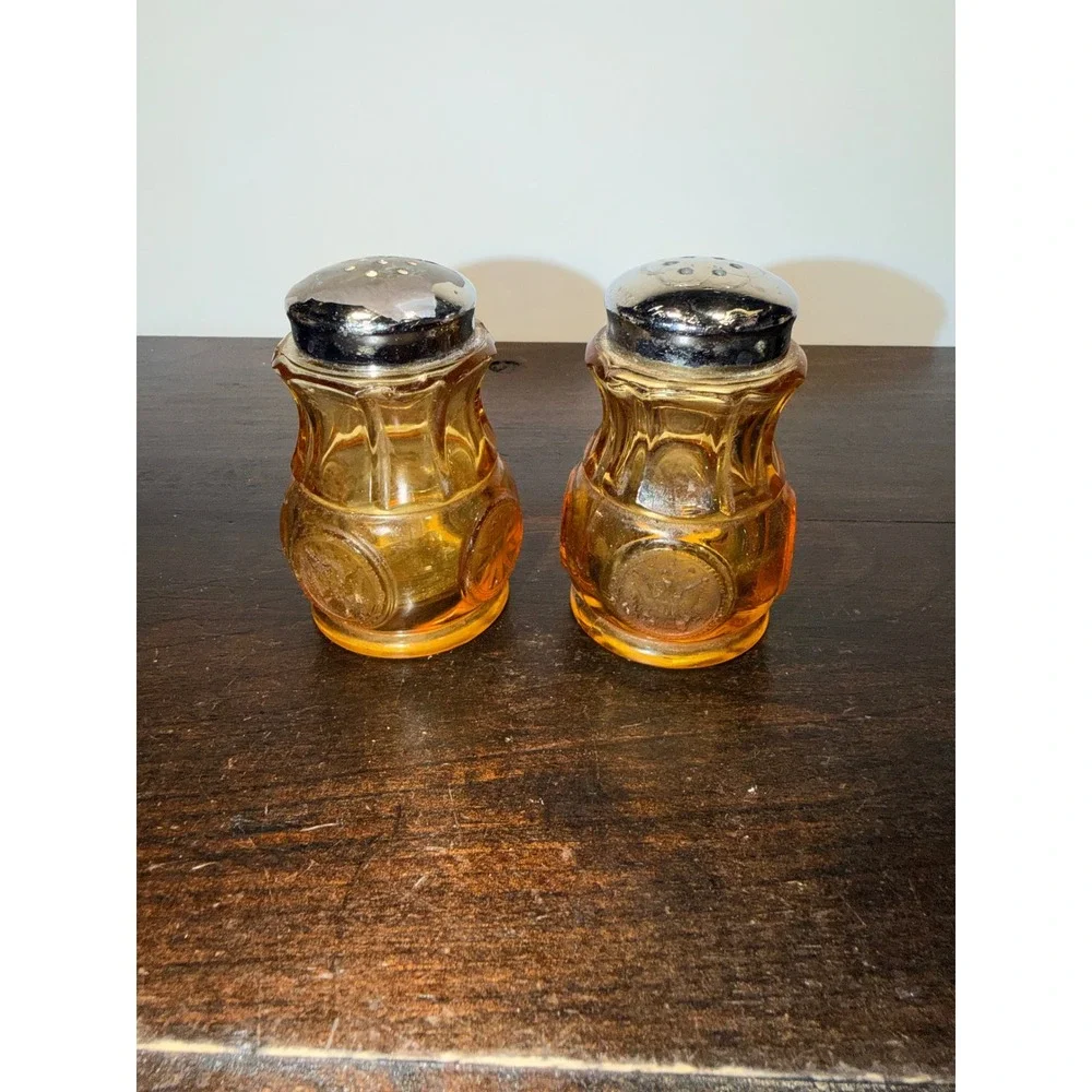 Fastoria Amber Glass Salt Pepper Shakers Set Vintage Embossed Sunburst‎